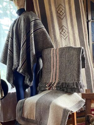 Manta tradicional tejida en telar ancestral