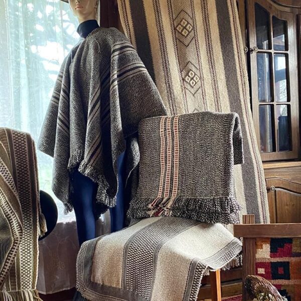 Manta tradicional tejida en telar ancestral