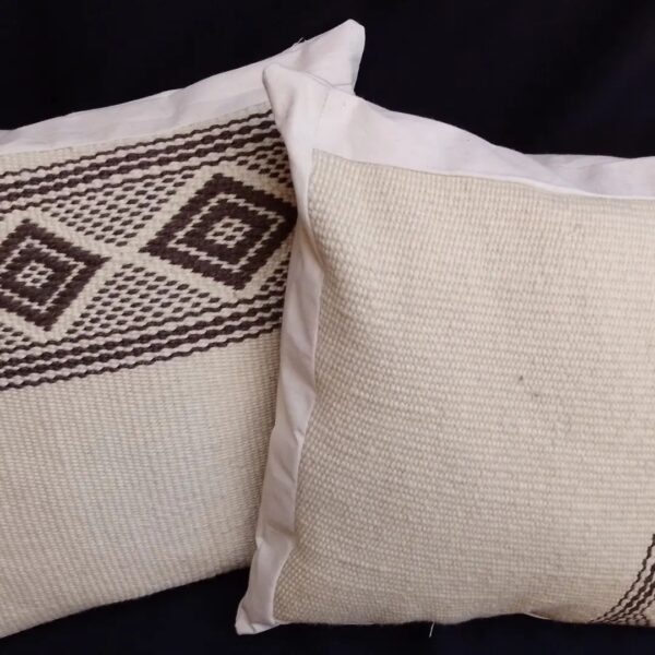 Cojin de telar con aplicación de tela lona