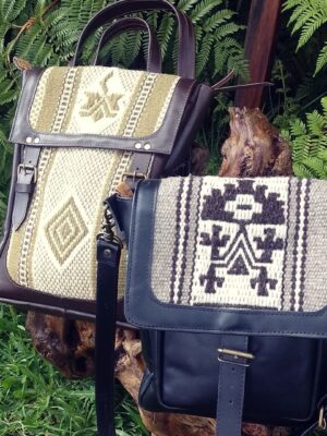 Mochilas de cuero con aplicación de telar