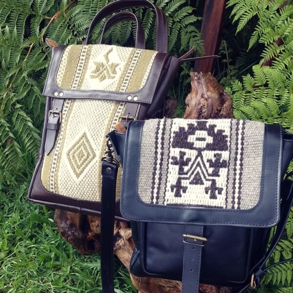 Mochilas de cuero con aplicación de telar