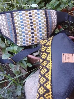 Bananos de cuero con aplicación de tela tejida en telar ancestral